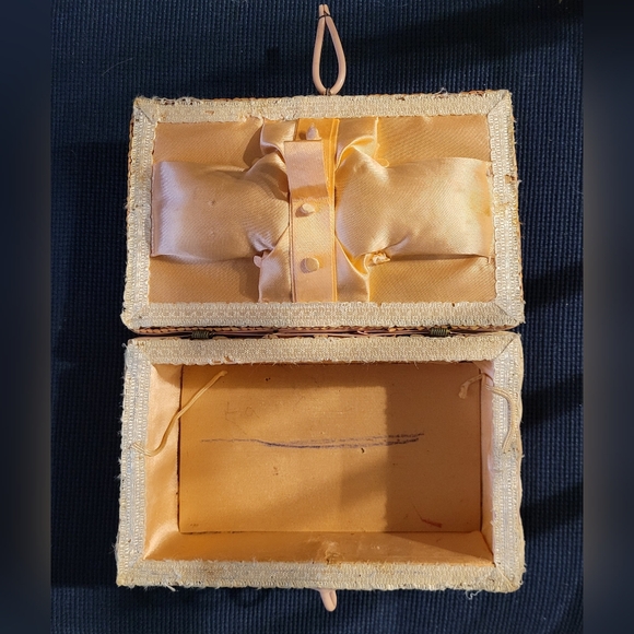 Small Pink Vintage Sewing Box - Picture 3 of 4